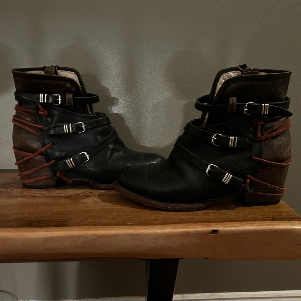 Freebird crue boots in black with maroo laces size 9